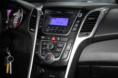 Novosibirsk, Rusya 24 Ocak 2020: Hyundai i30, merkezi kontrol paneline yakın çekim, müzik ve radyo ile izleme, havalandırmanın ayarlanması, klima, oyuncu. modern araba iç mimarisi