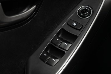Novosibirsk, Rusya 24 Ocak 2020: Hyundai i30, yeni bir arabanın kapı kontrol paneline yakın çekim. Pencere kontrol paneli, kapı kilidi düğmesi ve ayna kontrollü kol dinlenmesi. 