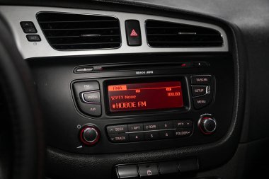 Novosibirsk, Rusya 24 Ocak 2020: Kia Ceed, Fm-receiver, Cd, ses kontrol düğmeleri, şarkılar ve diğer tuşlar arasında arabadaki müziği kontrol etmek için geçiş