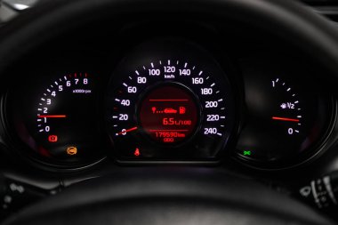 Novosibirsk, Rusya 24 Ocak 2020: Kia Ceed, Kilometre, kilometre sayacı, takometre, yakıt seviyesi ile Enstrüman Otomobil Paneli