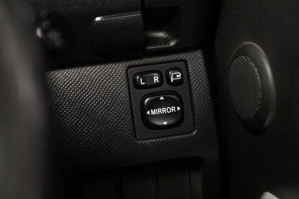 ロシアのノヴォシビルスク2020年1月24日 トヨタレース サイドミラー設定ボタンのクローズアップ 現代の車のインテリア — ストック写真