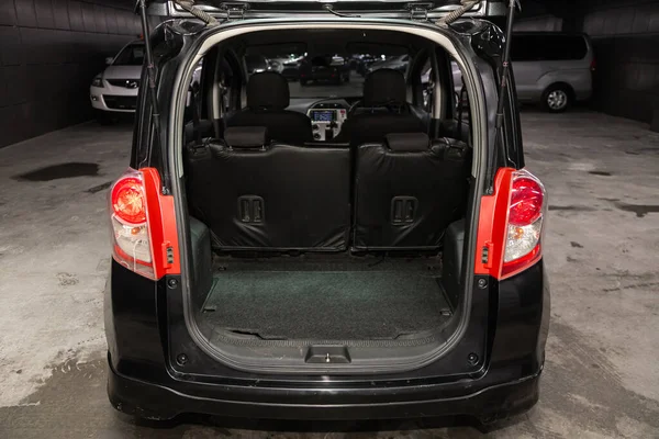 Novosibirsk, Rusya 24 Ocak 2020: Toyota Ractis, bagajı açık bir arabanın arka görüntüsü. Modern bir arabanın dışı.