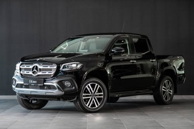 Novosibirsk, Rusya 06 Mart 2020: Yeni siyah Mercedes-Benz X-Class, ön görüş. Almanya 'da Novosibirsk' te bir otoparkta yapılmış lüks bir pikap.