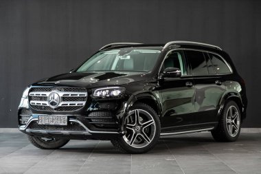 Novosibirsk, Rusya 06 Mart 2020: Yeni siyah Mercedes-Benz-Sınıfı, ön manzara. Novosibirsk 'te bir otoparkta Almanya' da yapılmış lüks bir geçiş.