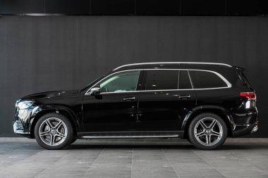 Novosibirsk, Rusya 06 Mart 2020: yeni siyah Mercedes-Benz-sınıfı, yan görüş. Novosibirsk 'te bir otoparkta Almanya' da yapılmış lüks bir geçiş.