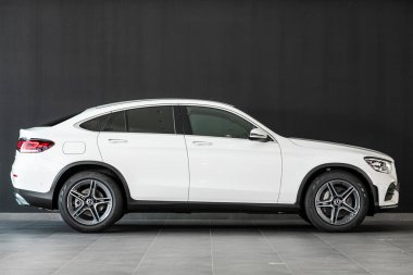 Novosibirsk, Rusya 06 Mart 2020: yeni beyaz Mercedes-Benz Glc-Class, yan görüş. Novosibirsk 'te bir otoparkta Almanya' da yapılmış lüks bir geçiş.