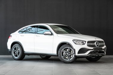 Novosibirsk, Rusya 06 Mart 2020: Yeni beyaz Mercedes-Benz Glc-Class, ön görüş. Novosibirsk 'te bir otoparkta Almanya' da yapılmış lüks bir geçiş.