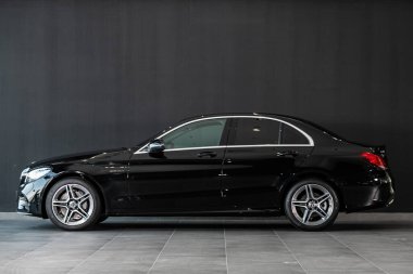 Novosibirsk, Rusya 06 Mart 2020: siyah yeni Mercedes-Benz C-Sınıfı, yan görüş. Novosibirsk 'te bir otoparkta Almanya' da yapılmış lüks bir sedan.