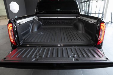 Novosibirsk, Rusya 06 Mart 2020: Mercedes-Benz X-Class, bagajı açık bir arabanın arka görüntüsü. Modern bir arabanın dışı.