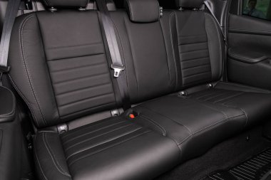Novosibirsk, Rusya 06 Mart 2020: Mercedes-Benz X-Class, Deri iç tasarım, araba yolcusu ve koltuk kemeri olan sürücü koltukları. 