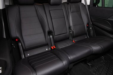 Novosibirsk, Rusya 06 Mart 2020: Mercedes-Benz Gls-Class, Deri iç tasarım, araba yolcusu ve koltuk kemeri olan sürücü koltukları. 