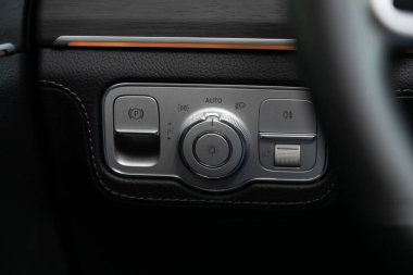 Novosibirsk, Rusya 06 Mart 2020: Mercedes-Benz Gls-Class, far düğmelerine yakın çekim, otomatik ayarlama düzeyi gösterge paneli. 