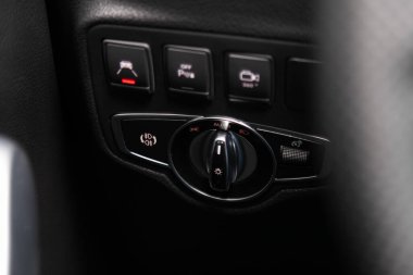 Novosibirsk, Rusya 06 Mart 2020: Mercedes-Benz X-Sınıfı, far düğmelerine yakın çekim, otomatik ayarlama düzeyi gösterge paneli. 
