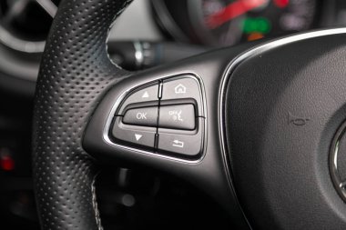 Novosibirsk, Rusya 06 Mart 2020: Mercedes-Benz X-Class, Multiwheel 'e yakın çekim, telefon ayarları ve ses ayarları. Novosibirsk 'te park halindeki modern bir arabanın fotoğrafı. modern araba iç mimarisi