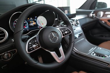 Novosibirsk, Rusya 06 Mart 2020: Mercedes-Benz Glc-Class, lüks araba İçişleri - direksiyon, vites kolu, multimedya sistemi, sürücü koltukları ve gösterge paneli