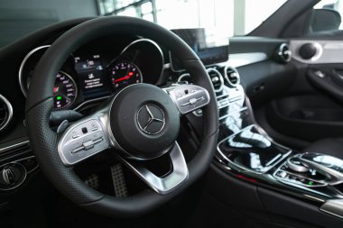 Novosibirsk, Rusya 06 Mart 2020: Mercedes-Benz C-Sınıfı, lüks araba İçişleri - gösterge paneli, oyuncu, logo ve düğmeli direksiyon, hız göstergesi ve taktik ölçer