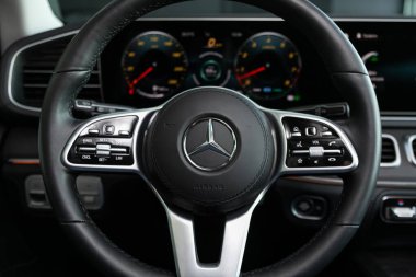 Novosibirsk, Rusya 06 Mart 2020: Mercedes-Benz Gls-Class, lüks otomobil İçişleri - gösterge paneli, oyuncu, logo ve düğmeli direksiyon, hız göstergesi ve taktik ölçer