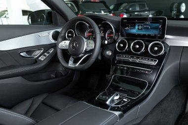 Novosibirsk, Rusya 06 Mart 2020: Mercedes-Benz C-Class, lüks araba İçişleri - direksiyon, vites kolu, multimedya sistemi, sürücü koltukları ve gösterge paneli