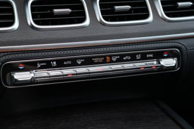 Novosibirsk, Rusya 06 Mart 2020: Mercedes-Benz Gls-Class, Kapatın, konsol panelindeki araba havalandırma sistemi ızgara paneli