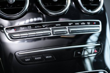 Novosibirsk, Rusya 06 Mart 2020: Mercedes-Benz C-Sınıfı, Kapatın, konsol panelindeki araba havalandırma sistemi ızgara paneli
