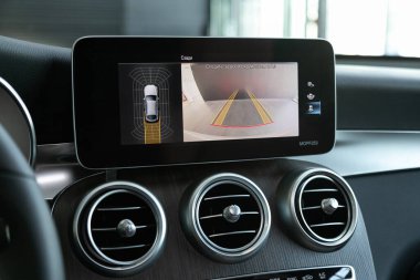 Novosibirsk, Rusya 06 Mart 2020: Mercedes-Benz Glc-Class, monitörlü ters kamera, araba havalandırma sistemini ve klimayı kapat - modern arabanın detayları ve kontrolleri 