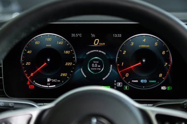 Novosibirsk, Rusya 06 Mart 2020: Mercedes-Benz Gls-Class, gösterge paneli parlak ışıkla aydınlatılır. Hız göstergesi, daire ölçer, sıcaklık, araç kremi 
