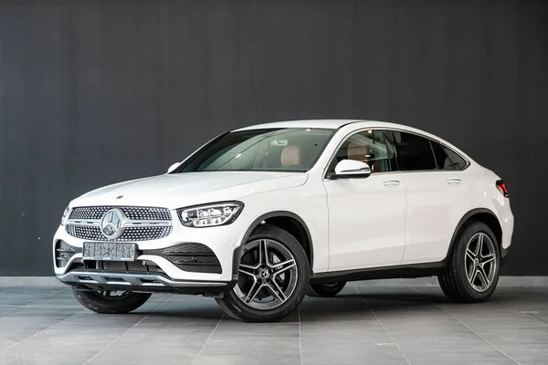 Новосибирск Россия Марта 2020 Новый Белый Mercedes Benz Glc Класс — стоковое фото