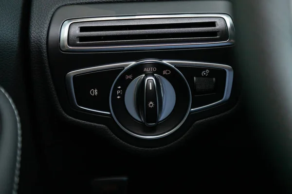 2020年3月6日 俄罗斯Novosibirsk Mercedes Benz Class Close Headlight Switch Control Buttons — 图库照片