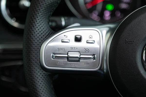 2020年3月6日 俄罗斯Novosibirsk Mercedes Benz Class 配备手机和音量按钮的多轮特写 诺沃西比尔斯克的一辆现代汽车停放在停车场的照片 现代汽车内部 — 图库照片