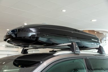 Novosibirsk, Rusya 09 Mart 2020: Volkswagen Toureg, geçiş otomobili logolu siyah çatı rafı 