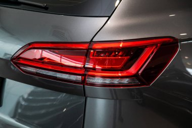 Novosibirsk, Rusya 9 Mart 2020: Volkswagen Toureg, siyah araba stop lambası. Dış görev ayrıntıları. Modern arabanın ön farlarından birinin detaylarını kapat. 