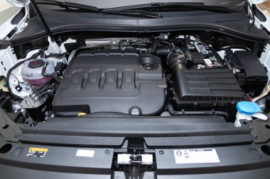 Novosibirsk, Rusya 09 Mart 2020: Volkswagen Tiguan, temiz bir motor bloğunun yakın çekimi, İçten yanmalı motor