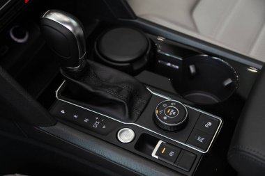 Novosibirsk, Rusya 9 Mart 2020: Volkswagen Teramont, otomatik vites kutusunun yakın görüntüsü. İç araba, otomatik vites kolu.; 