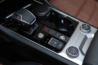 Novosibirsk, Rusya 9 Mart 2020: Volkswagen Toureg, otomatik vites kutusunun yakın görüntüsü. İç araba, otomatik vites kolu.; 