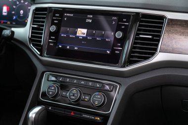 Novosibirsk, Rusya 09 Mart 2020: Volkswagen Teramont, merkezi kontrol paneline yakın çekim, müzik ve radyoyla izleme, havalandırma, klima, oyuncu 