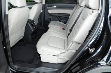 Novosibirsk, Rusya 09 Mart 2020: Volkswagen Teramont, Beyaz derili yolcuların arka koltuğu, yolcu kompartımanının kapısı