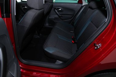 Novosibirsk, Rusya 09 Mart 2020: Volkswagen Polo, siyah tekstil yolcuları için arka koltuk, yolcu kompartımanına açılan kapı