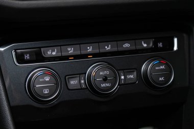 Novosibirsk, Rusya 09 Mart 2020: Volkswagen Tiguan, görünür iklim kontrollü araç içi, alet panelinin parçasının ayarlanması 