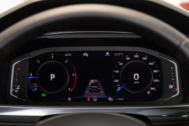 Novosibirsk, Rusya, 09 Mart 2020: Volkswagen Tiguan, arabanın ön paneli parlak ışıkla aydınlatılmıştır. Hız göstergesi, daire ölçer, yağ ve yakıt seviyesi