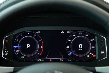 Novosibirsk, Rusya 09 Mart 2020: Volkswagen Teramont, gösterge paneli aydınlatma ile aydınlatılmıştır. Hız göstergesi, daire ölçer, yağ ve yakıt seviyesi