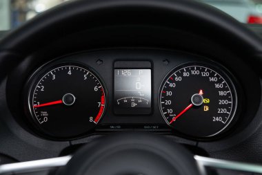 Novosibirsk, Rusya 09 Mart 2020: Volkswagen Polo, arabanın ön paneli parlak ışıkla aydınlatılmıştır. Hız göstergesi, daire ölçer, yağ ve yakıt seviyesi