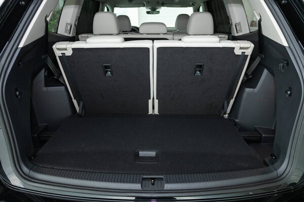 Новосибирск, Россия 9 марта 2020 г.: Volkswagen Teramont, крупный план открытого багажника, фары, бампер, вид спереди. Внешний вид современного автомобиля
 