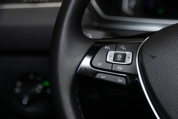 2020年3月9日 俄罗斯Novosibirsk Volkswagen Tiguan 新型黑色方向盘 带有多功能按钮 可快速控制电话 音乐和其他功能 — 图库照片