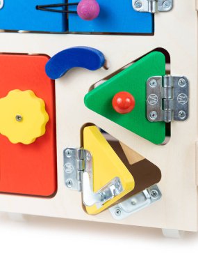 Tahta çevre dostu tahta - beyaz izole edilmiş arka planda bebekler için eğitici bir oyuncak. Kilitli, çok renkli saati olan bir kapı.