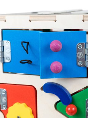 Tahta çevre dostu tahta - beyaz izole edilmiş arka planda bebekler için eğitici bir oyuncak. Kilitli, çok renkli saati olan bir kapı.