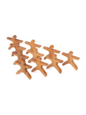 Küçük insanlar şeklinde doğal ahşaptan yapılmış bir çocuk oyuncağının yakın çekimi beyaz izole bir zemin üzerinde piramit şeklinde duruyor. Ebeveynler ve çocuklar için çevre dostu bir oyuncak