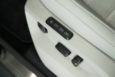 Beyaz plastik panelin arka koltuğundaki koltuk ayarlama düğmelerini kapatın. modern araba interio