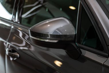 Arabanın gri yan aynasında sinyal yineleyiciler var. Dışarıdaki yeni araba