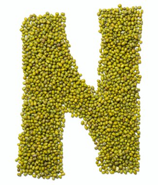 İngiliz alfabesinin N harfi yeşil mung fasülyesinden beyaz izole bir zemin üzerinde. Mung 'dan yapılmış yemek deseni. Dükkanlar için parlak alfabe. 
