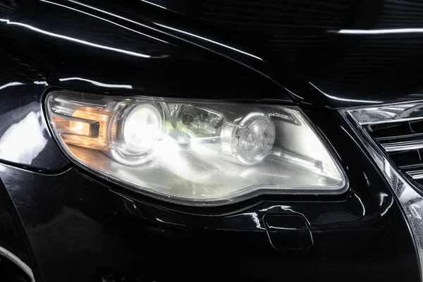 黒い車のヘッドライト 外観の詳細 Ledヘッドライトのいずれかの詳細を閉じます近代的な車 — ストック写真